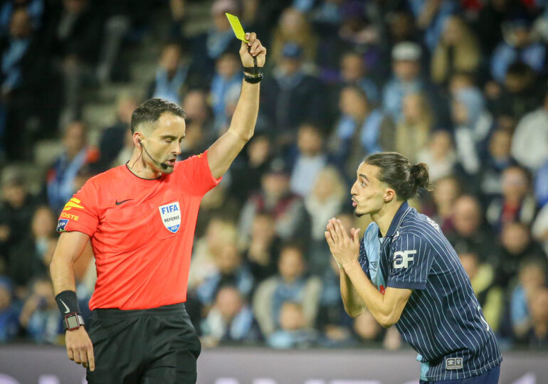 A l'image de ce carton jaune adressé par M. Lissorgue à Yassine Kechta, les joueurs contestent régulièrement les décisions du corps arbitral. ©Damien Deslandes