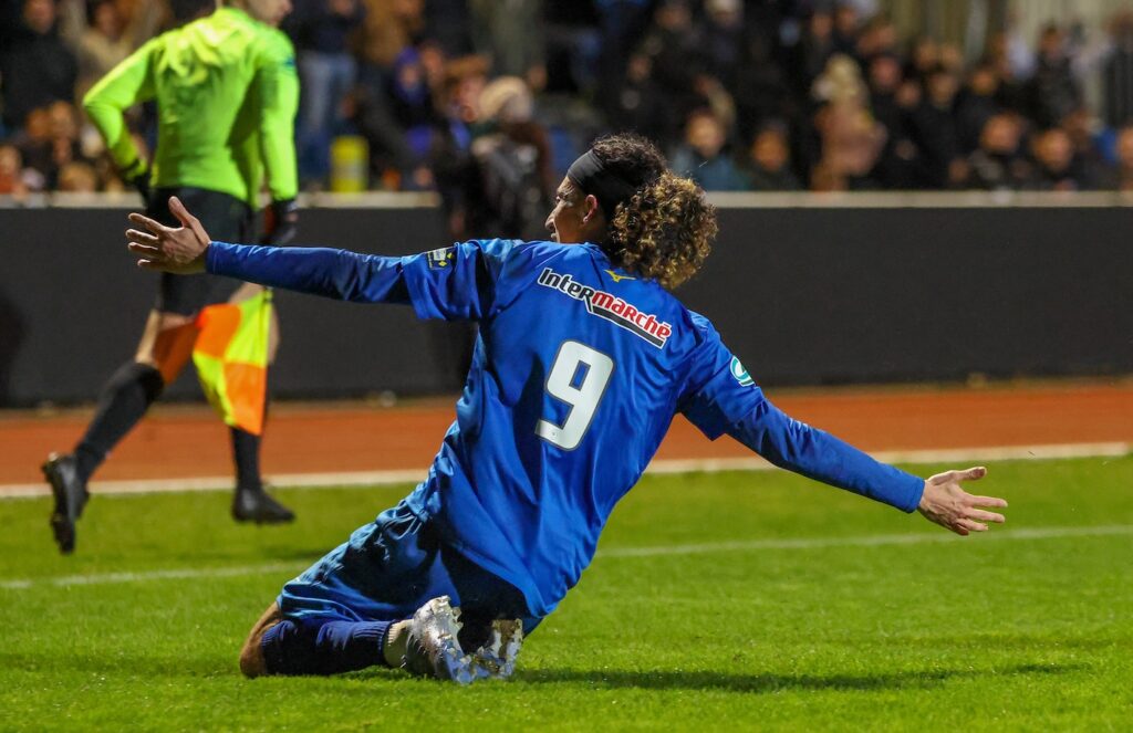 Nassim Sahibi a été le héros de la soirée de l'US Avranches. Après avoir ouvert le score, c'est lui qui a inscrit le tir au but décisif pour qualifier son équipe en 16e de finale de la Coupe de France. ©Ligue de Normandie de Football