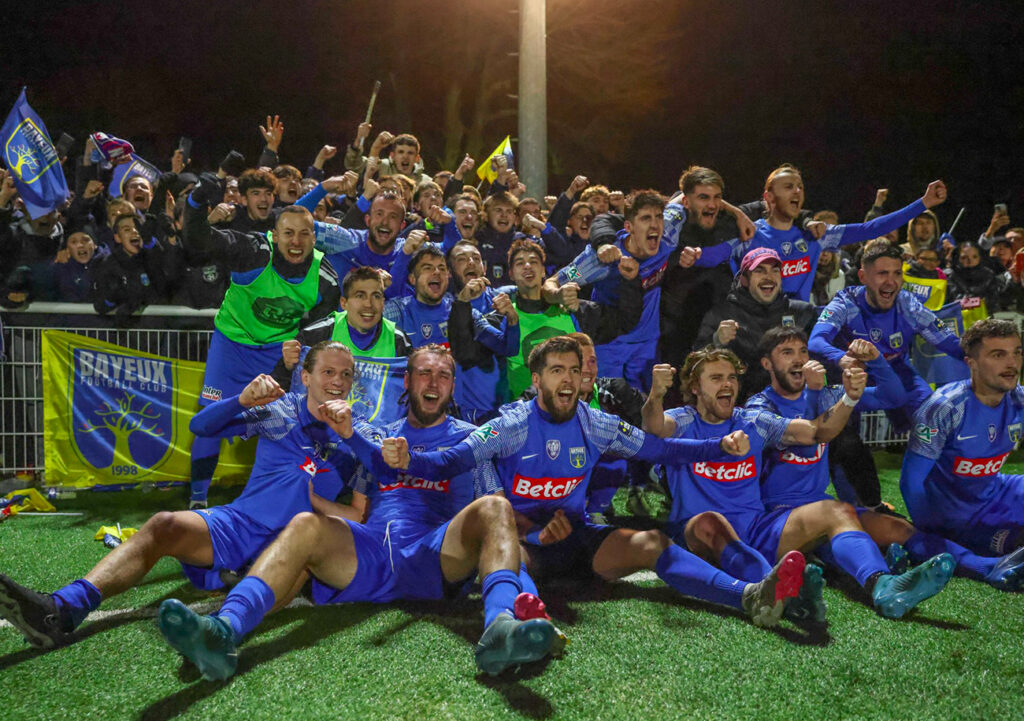 Au coup de sifflet final, la communion a été longue et belle entre les joueurs du Bayeux FC et leurs supporters. ©LFN
