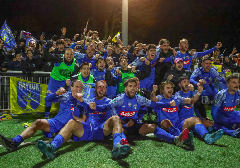 Au coup de sifflet final, la communion a été longue et belle entre les joueurs du Bayeux FC et leurs supporters. ©LFN