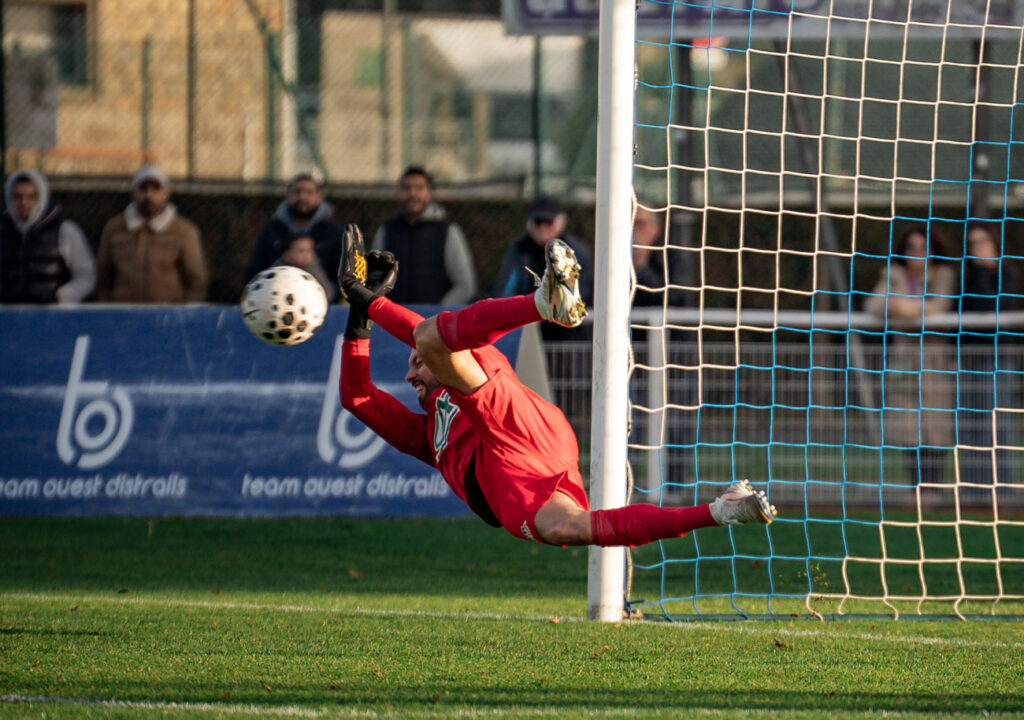En remportant quatre face-à-face décisifs puis en repoussant deux tirs au but, Anthony Beuve a été une fois de plus le grand artisan de la qualification de l’US Avranches en 32e de finale de la Coupe de France. ©US Avranches