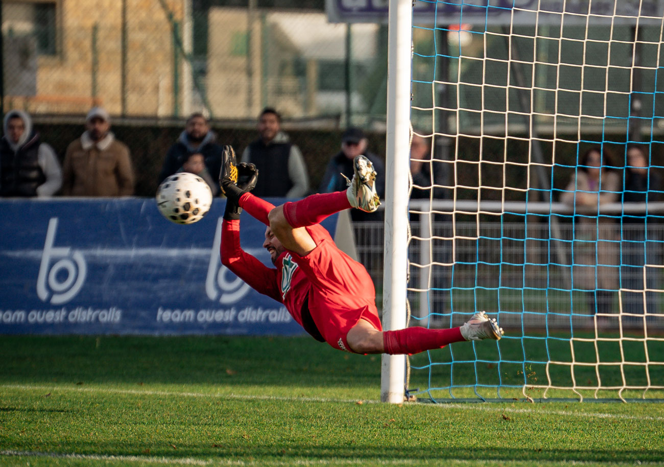 En remportant quatre face-à-face décisifs puis en repoussant deux tirs au but, Anthony Beuve a été une fois de plus le grand artisan de la qualification de l’US Avranches en 32e de finale de la Coupe de France. ©US Avranches