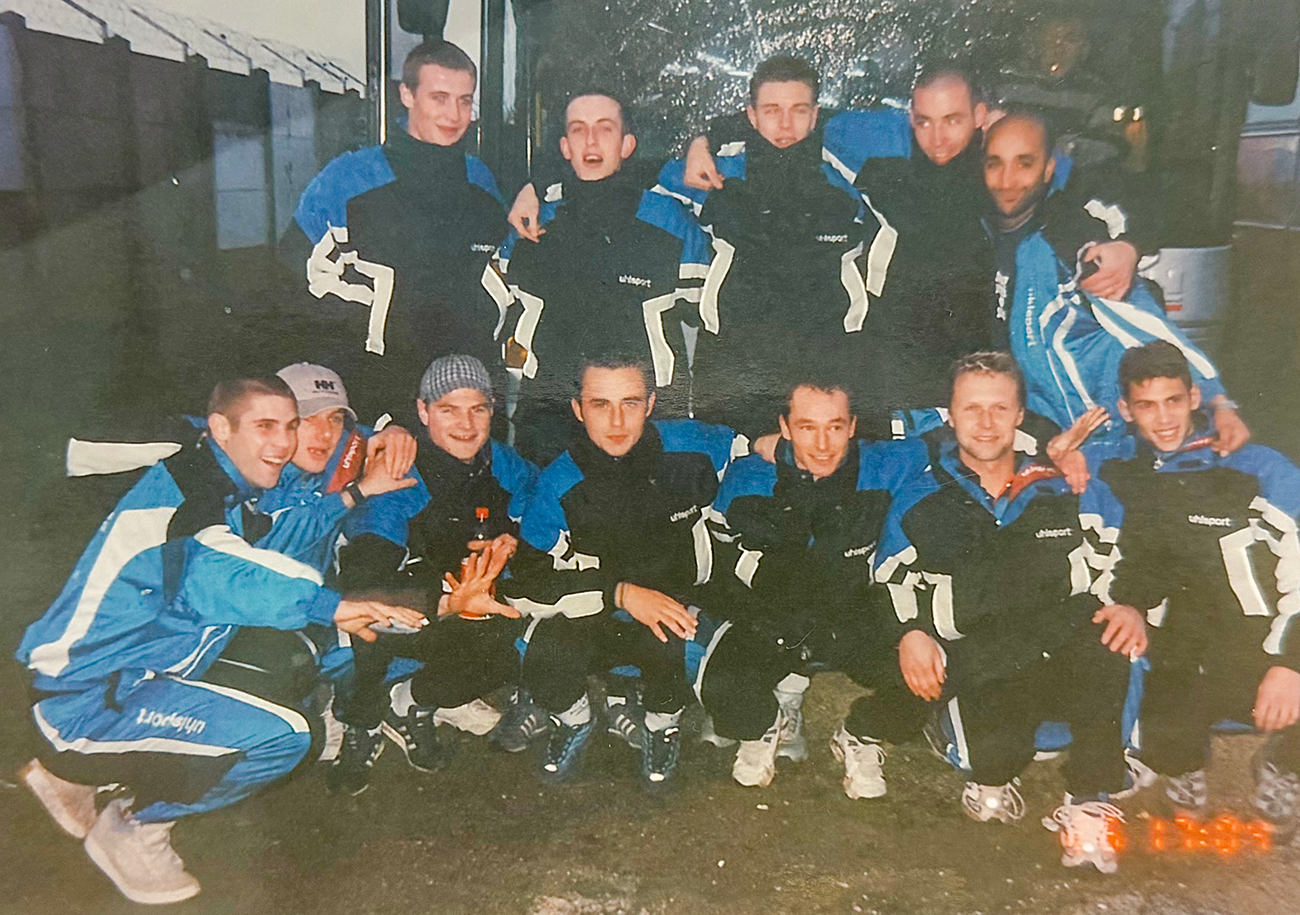 Photo de famille de l'épopée jusqu'en 32e de finale du Bayeux FC il y a 25 ans avec notamment Christophe Vingtrois, Gérald Moreau (accroupis, en bas à gauche) et Samuel Tesson (debout, au centre). ©Christophe Vingtrois