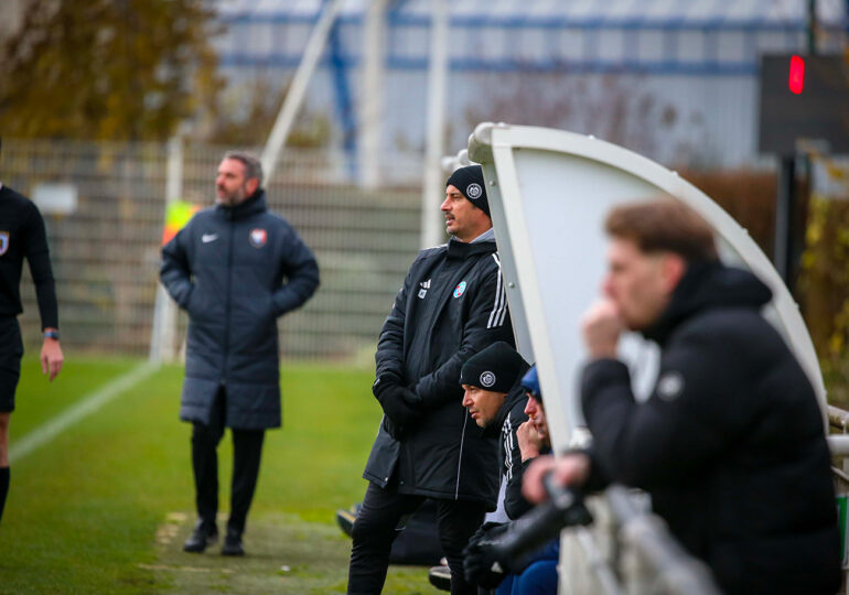A l'occasion de son retour à Venoix, Nicolas Seube a croisé de nombreux visages qu'il apprécie dont Romain Leroux (en arrière-plan), son ancien adjoint qui lui a succédé sur le banc de la réserve caennaise. ©Damien Deslandes