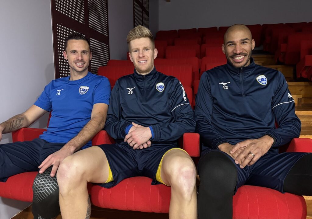 Il ne faut pas se fier aux apparences confortables de l'auditorium de l'US Avranches, Jessy Pi (32 ans), Emeric Dudouit (34 ans) et Jordan Adéoti (36 ans) ne sont pas en pré-retraite dans la Manche.