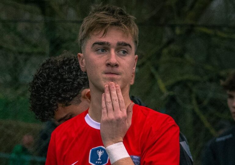 Suspendu en 32e contre Amiens, Noah Prigent, capitaine des U18 du FC Flers, se voit offrir une seconde chance de briller face au FC Nantes en 16e de finale de la Coupe Gambardella. ©FC Flers