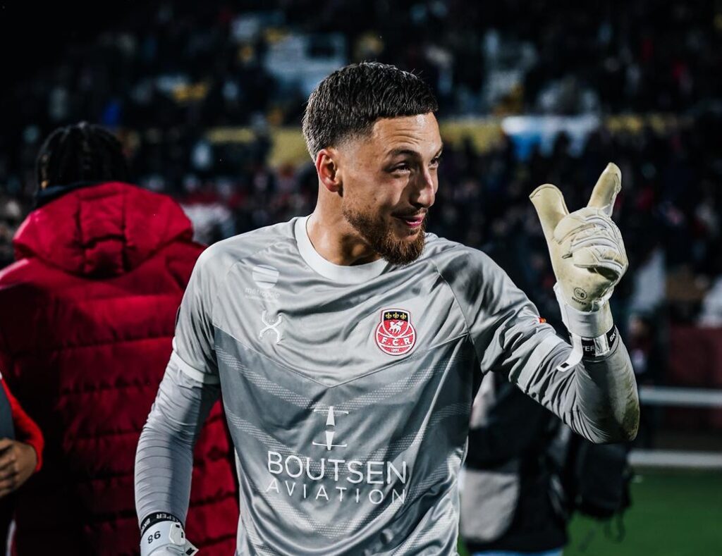 Axel Temperton peut avoir le sourire. Le gardien du FC Rouen a remporté plusieurs duels qui ont permis à son équipe de préserver le point du match nul et la première place du classement. ©FC Rouen