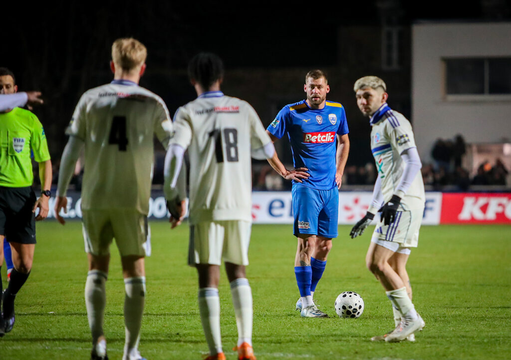 Ce vendredi soir, c'est des tribunes que Kenny Herbin assistera au derby du Sud-Manche en vertu d'un accord entre les deux clubs au moment de son départ. ©Damien Deslandes