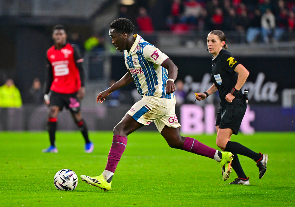 C'est à la suite d'une frappe de Rassoul Ndiaye, déviée involontairement par Félix Mambimbi, que le HAC a ouvert le score. ©Emmanuel Lelaidier