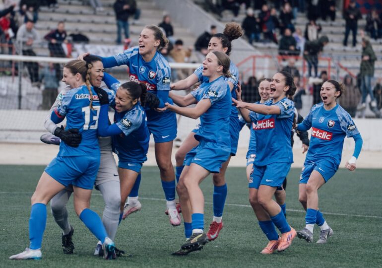 Les joueuses du Stade Malherbe se jettent sur Émmeline Mainguy, leur gardienne de but. En ayant pris un avantage psychologique sur les tireuses vendéennes, elle a permis la qualification de son équipe. ©Anthonin Cathrine / SM Caen