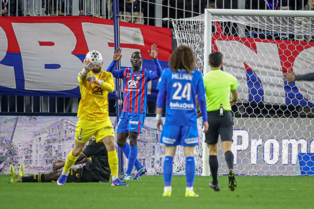 « Didi » Gaucho a laissé ses partenaires à 10 durant 80 minutes. Ce sont des erreurs individuelles qui ont une fois de plus freiné le Stade Malherbe contre QRM. ©Damien Deslandes