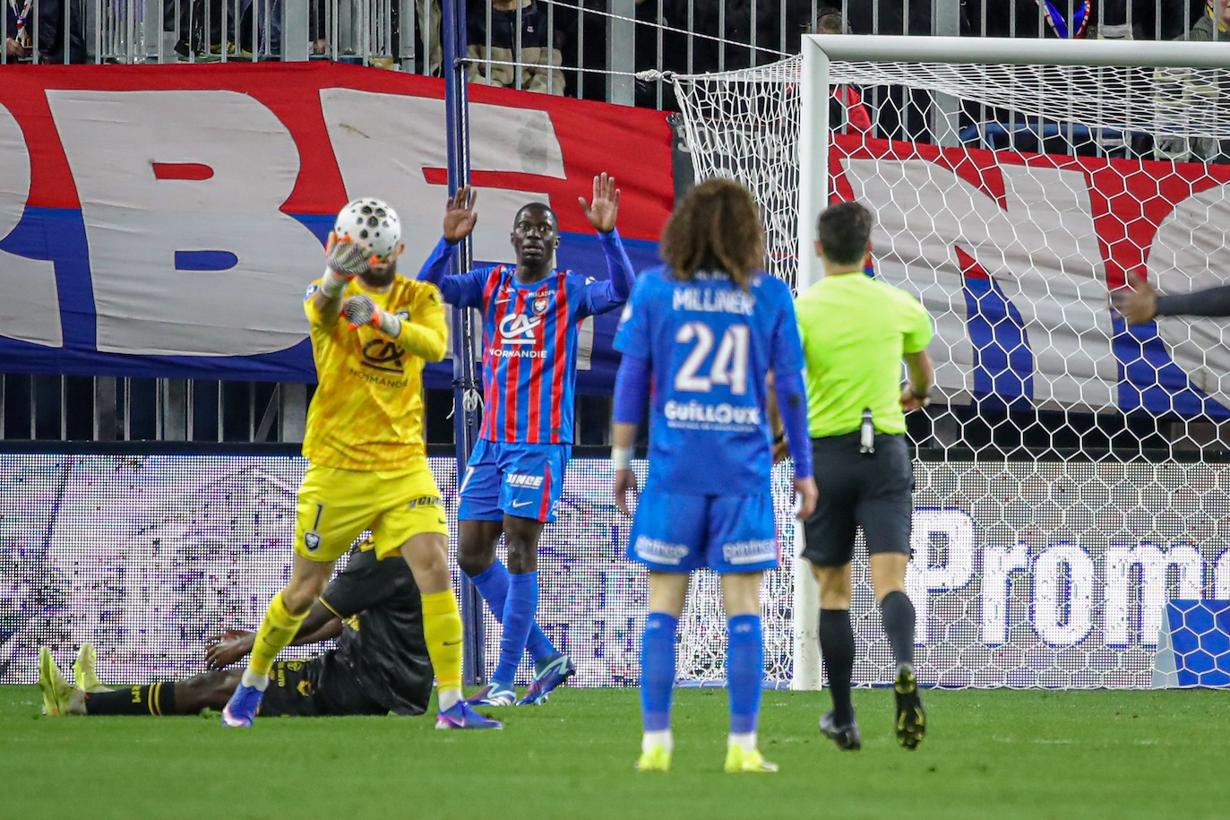« Didi » Gaucho a laissé ses partenaires à 10 durant 80 minutes. Ce sont des erreurs individuelles qui ont une fois de plus freiné le Stade Malherbe contre QRM. ©Damien Deslandes