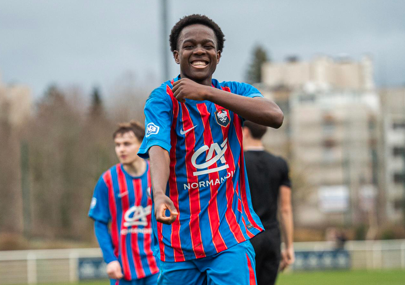 Contre le FC Versailles, Cluver Sambi a marqué son troisième but cette saison en N3. ©Théo Nkassa