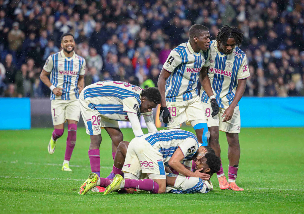 Félicité par ses coéquipiers, Issa Soumaré a marqué son premier but en Ligue 1 depuis le... 5 octobre ! ©Damien Deslandes