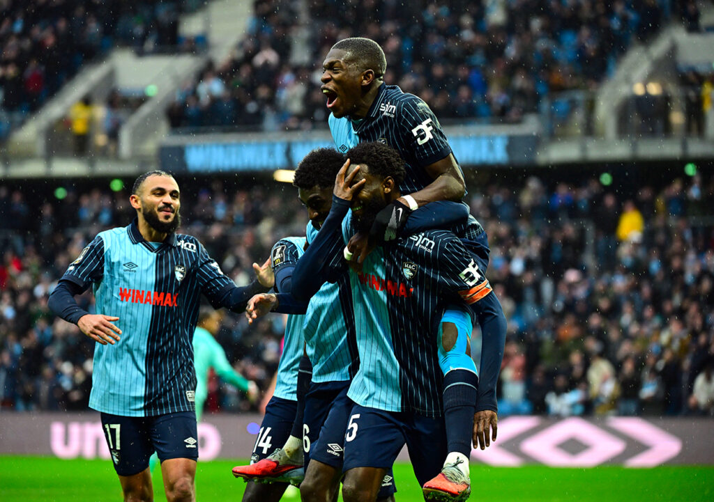 La joie de tous les joueurs du HAC autour de leur double buteur, MONSIEUR Issa Soumaré. ©Emmanuel Lelaidier