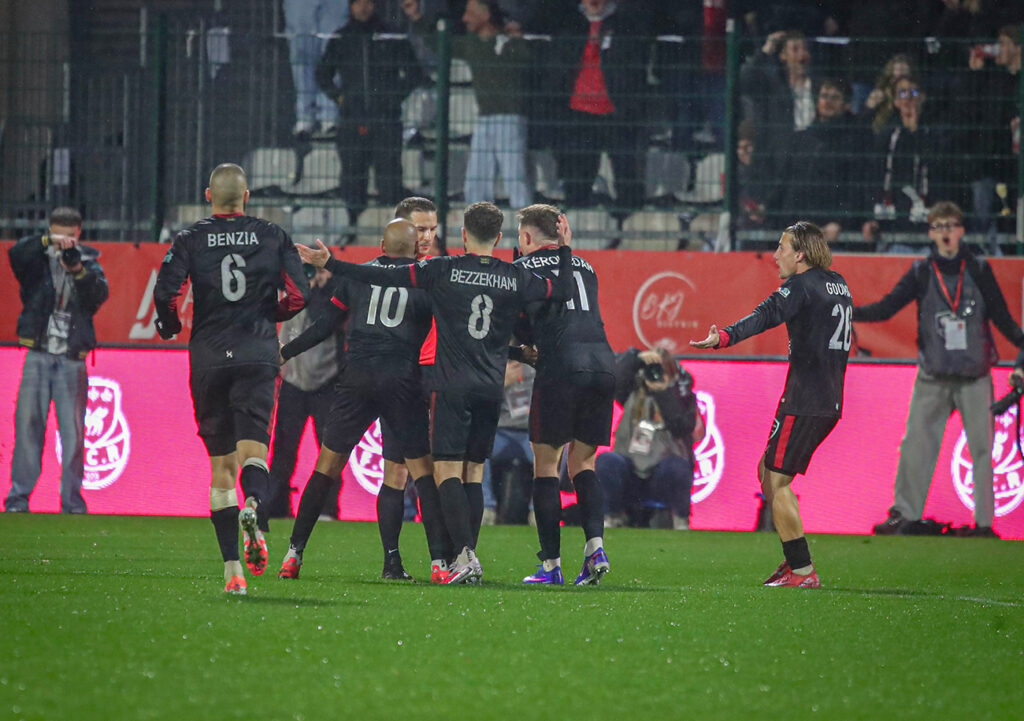 Toute la contestation des Rouennais qui se regroupent autour de l'arbitre, après que celui-ci leur ait refusé le but du 2-1 dans les arrêts de jeu. ©Damien Deslandes