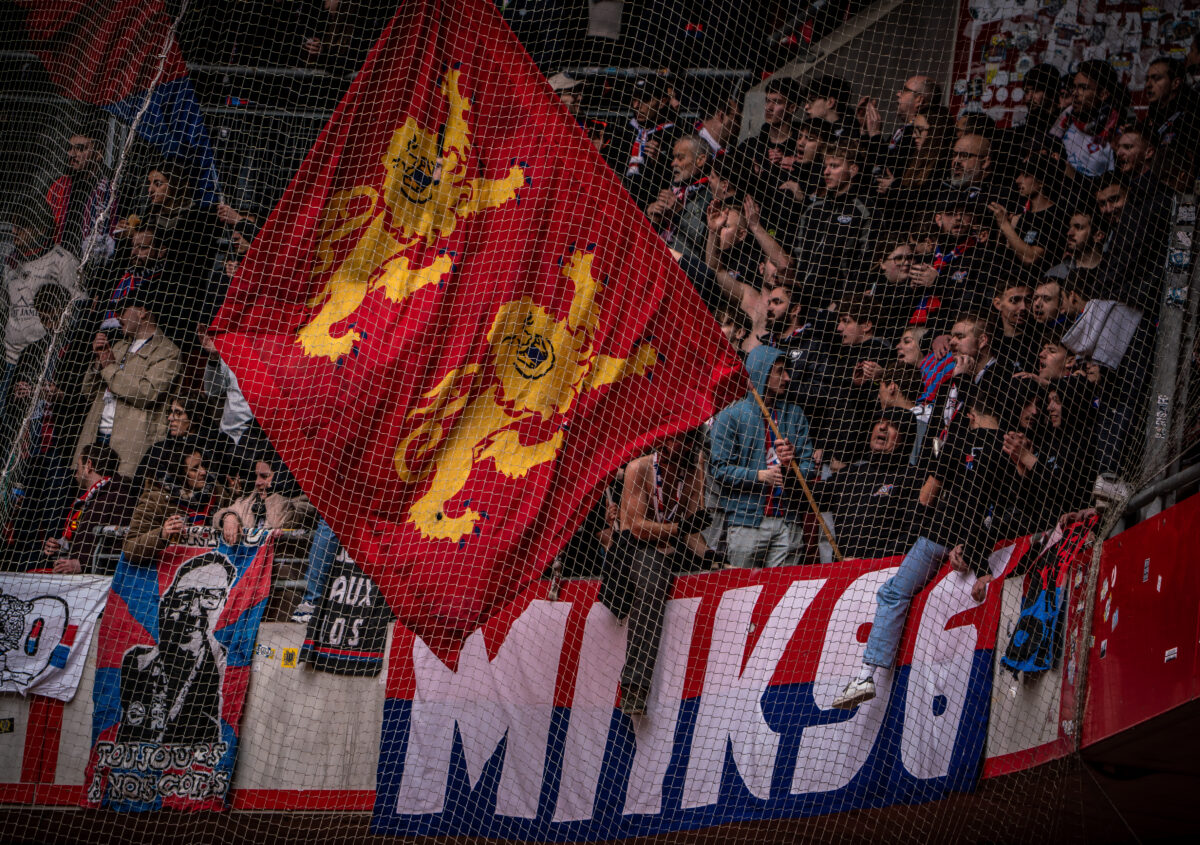 Le 30e anniversaire du MNK 96, les supporters du Stade Malherbe, en déplacement à Valenciennes. ©Romain Bouillon