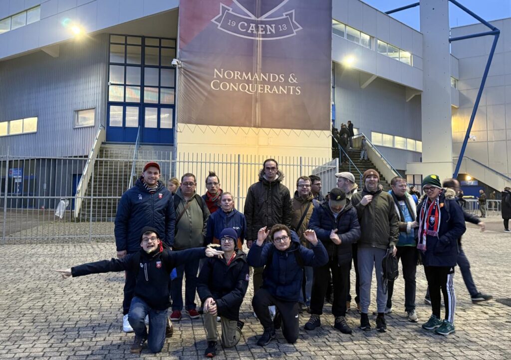Grâce à la Région Normandie qui leur a offert 18 places, l'équipe de foot partagé de l'AS Valognes a assisté au match de National entre le SM Caen et Châteauroux (2-2).