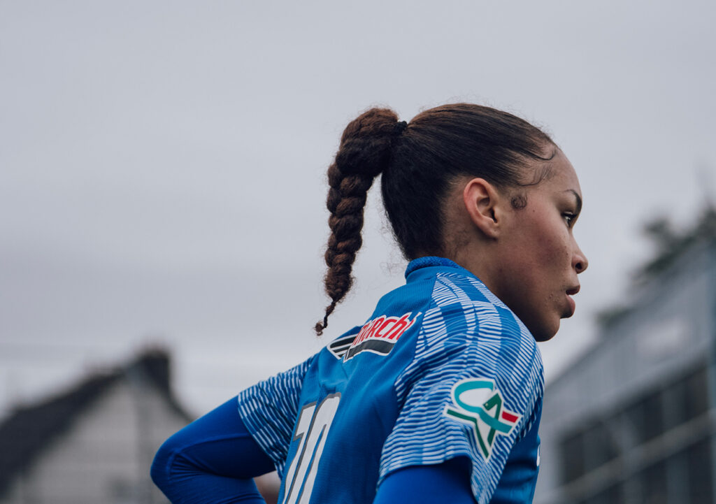 Repositionnée latérale lors de l'exercice précédent, Lisa Bugna évolue cette saison sur des postes plus offensifs, pour son plus grand bonheur ainsi que celui de son équipe (dix réalisations en 21 apparitions). ©Anthonin Cathrine / SM Caen