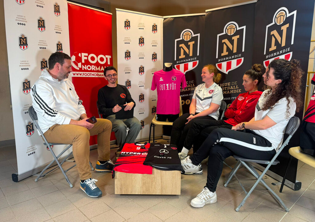 Représentant le FC Féminin Rouen Plateau Est, Jennifer Blondy et Prescilla Vottier, qui entourent la joueuse du FCR, Maëlys Souiller, sont les invitées de Thomas Baize et Mathieu Billeaud.