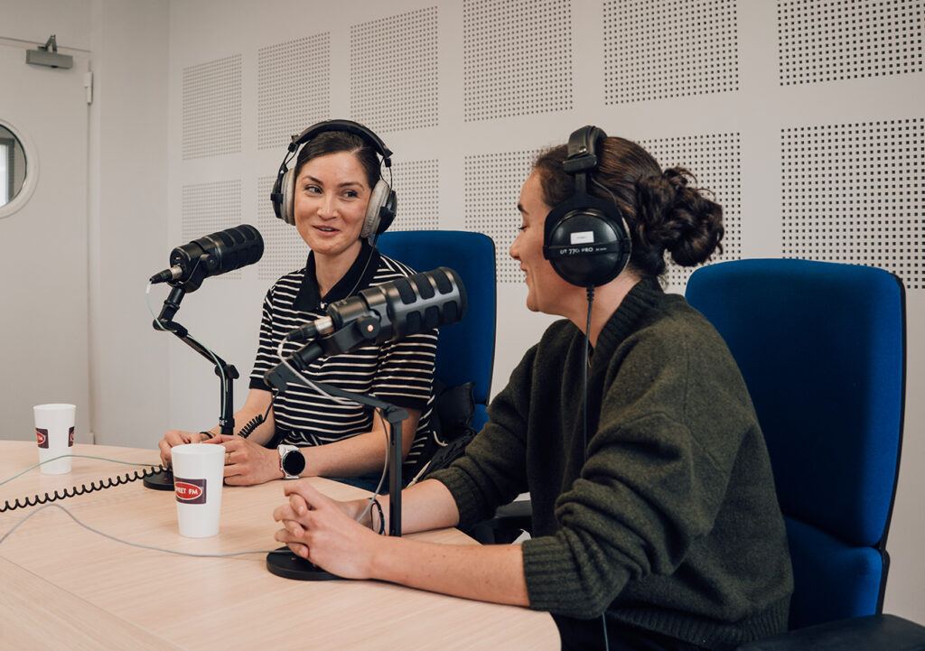 Eva Lauret et Inès Brahmia-Erhel, membres de l'effectif de D3, sont les invitées du podcast « Rouge et Bleu » avant le quart de finale de la Coupe de France.