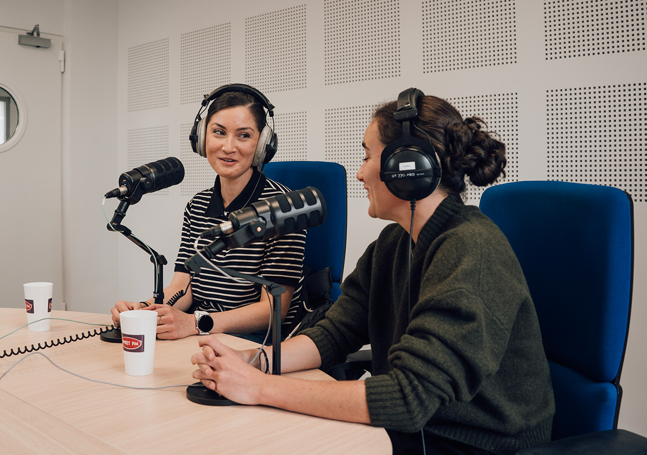 Eva Lauret et Inès Brahmia-Erhel, membres de l'effectif de D3, sont les invitées du podcast « Rouge et Bleu » avant le quart de finale de la Coupe de France.