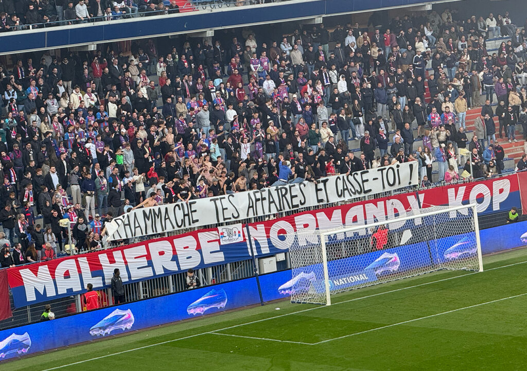 « R. Hammache tes affaires et casse-toi ! » Le kop de d'Ornano a manié le jeu de mots avec brio pour exprimer sa colère vis-à-vis du directeur du recrutement du Stade Malherbe.