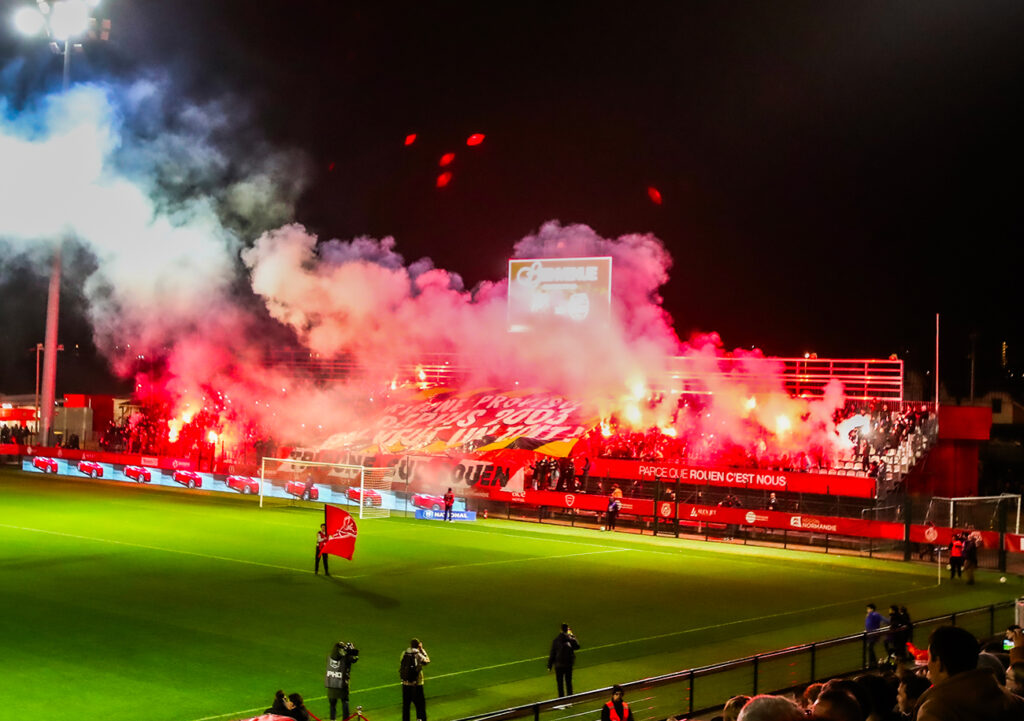 Le public de Diochon rêve de s'enflammer pour une montée en Ligue 2 de son « FC Rouen ». ©Damien Deslandes