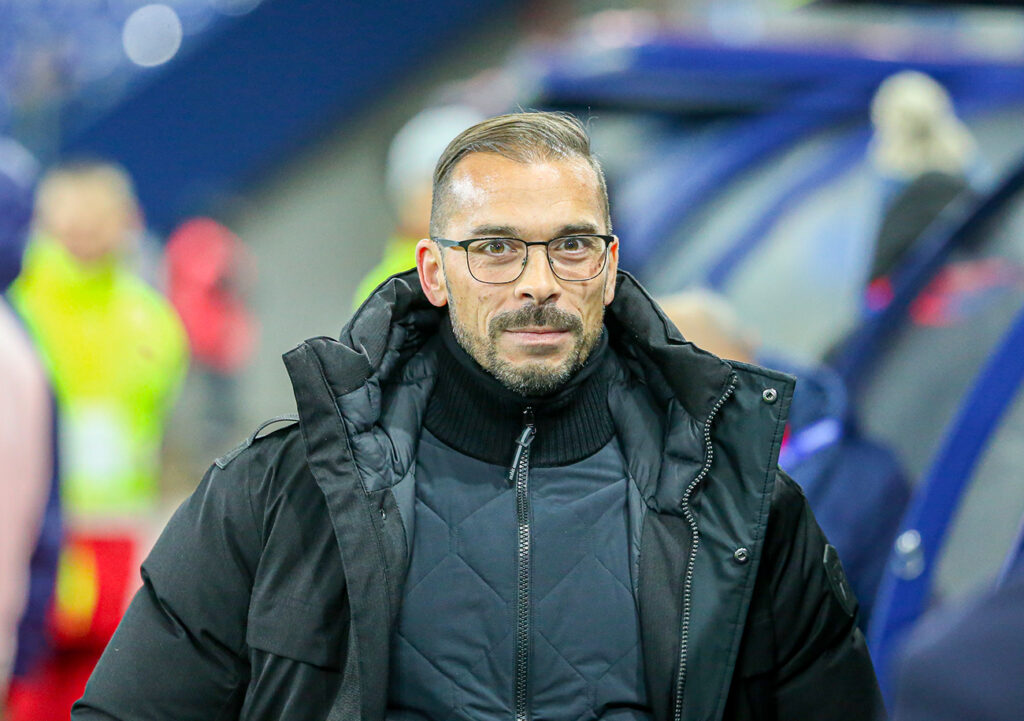 Un an et demi après son arrivée, et après trois mercatos ratés, et des choix de coach guère concluants, Reda Hammache est la cible des critiques des supporters caennais. ©Damien Deslandes