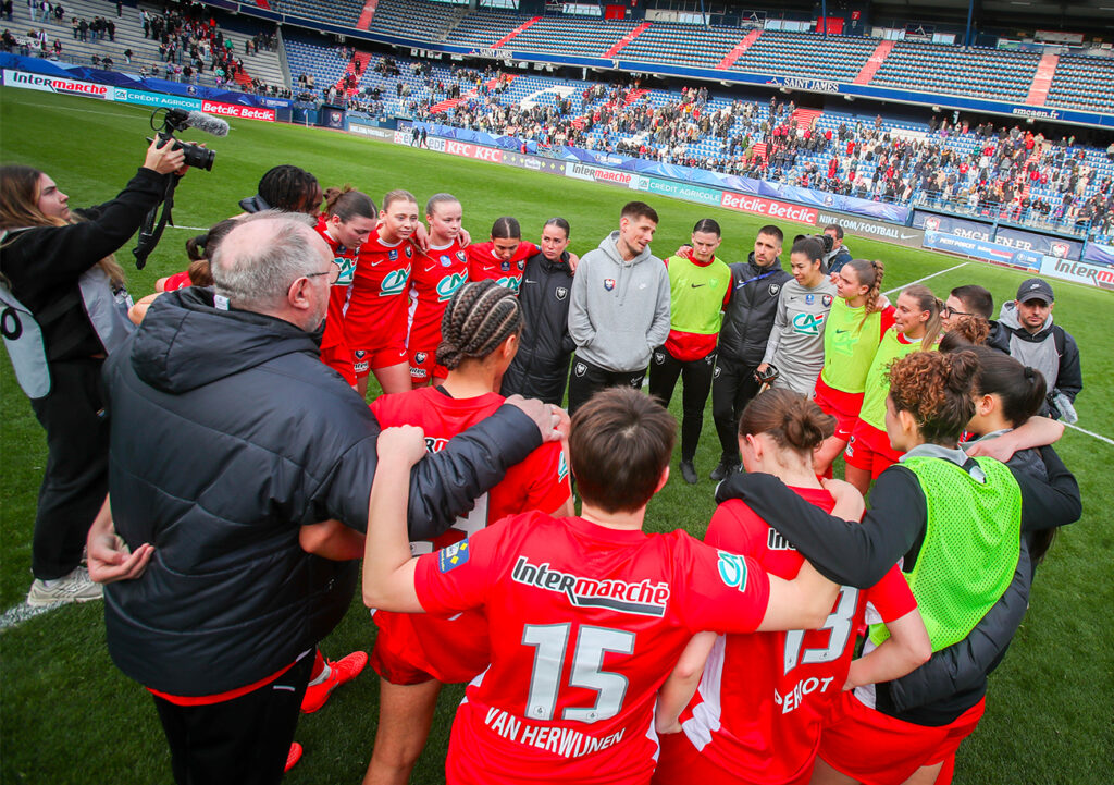 Le groupe caennais réuni autour de son coach, Tristan Blanchard sur la pelouse de d'Ornano. ©Damien Deslandes