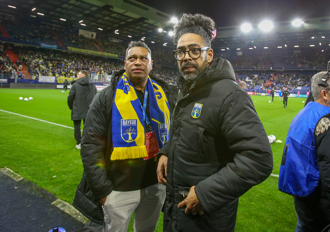 Eric Fouda, ici, aux côtés du président Luis Ferreira-Pavesi, quittera le Bayeux FC à l'issue de cette saison. ©Damien Deslandes