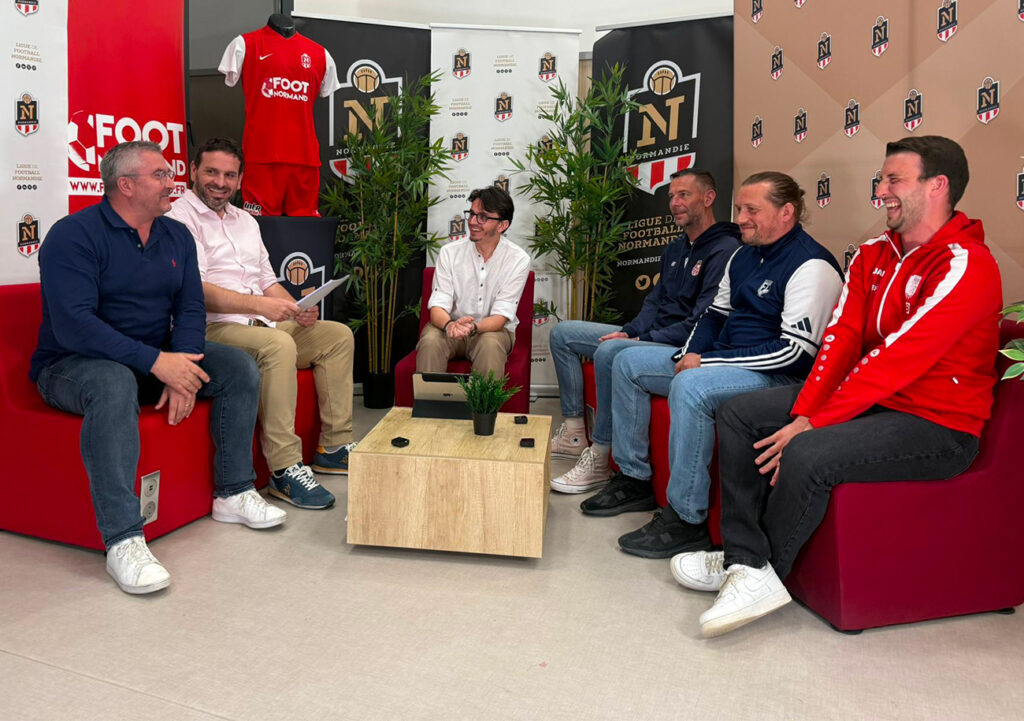 Reynald Bertin (FC Rouen), Pierre Asselin (FC Saint-Lô) et Damien Blondel (USC Mézidon) sont les invités de Thomas Baize et Mathieu Billeaud, en présence de Fredy Fautrel, le conseiller technique régional à l'arbitrage.