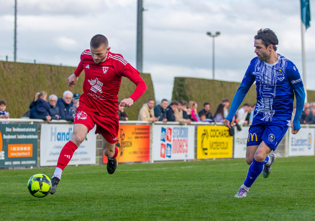 Lors de ce match contre l'AS Cherbourg actant la montée du FC Saint-Lô en N3, Tony Lambard s'est montré décisif en obtenant le coup franc sur lequel Maxence Danguy a trouvé le chemin des filets. ©Ligue de Normandie