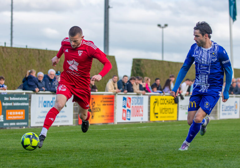 Lors de ce match contre l'AS Cherbourg actant la montée du FC Saint-Lô en N3, Tony Lambard s'est montré décisif en obtenant le coup franc sur lequel Maxence Danguy a trouvé le chemin des filets. ©Ligue de Normandie