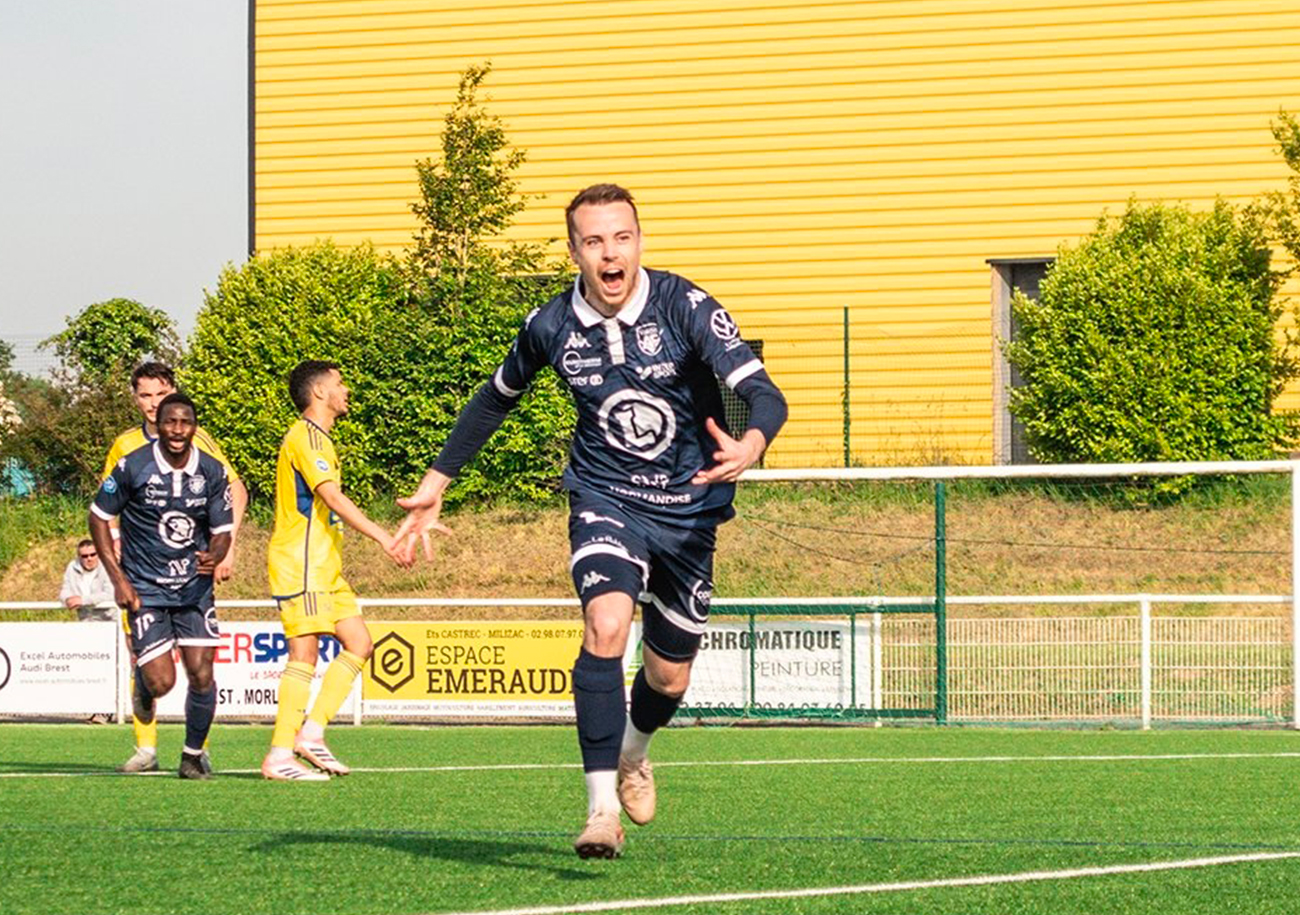 La joie de Valentin Aumond, auteur du penalty de la victoire dans les arrêts de jeu. ©AFV