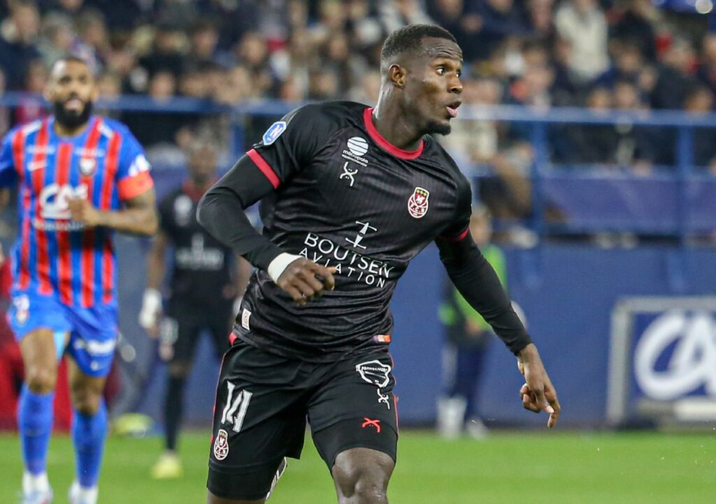 En permettant au FC Rouen de disputer les barrages d’accession en Ligue 2, l’attaquant sénégalais Sérigne Faye poursuit sa « mission ». ©Damien Deslandes
