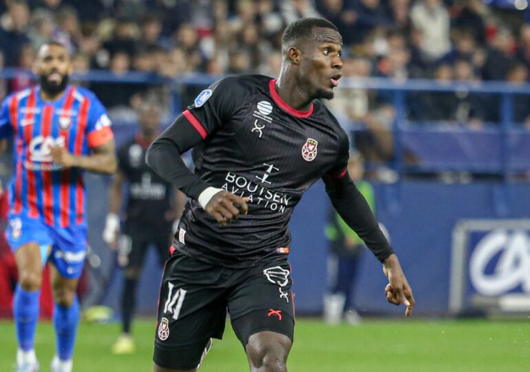 En permettant au FC Rouen de disputer les barrages d’accession en Ligue 2, l’attaquant sénégalais Sérigne Faye poursuit sa « mission ». ©Damien Deslandes