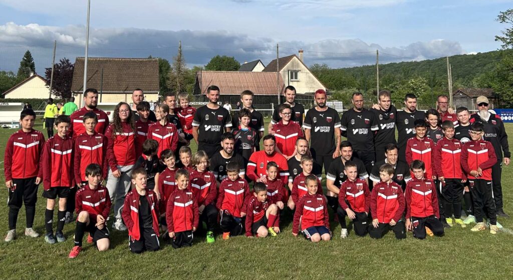 Quelques heures seulement après avoir reçu les équipements remportés grâce à notre jeu-concours mensuel, l’AS Hondouville les a baptisé lors de son 8es de finale de Coupe de l’Eure. ©AS Hondouville