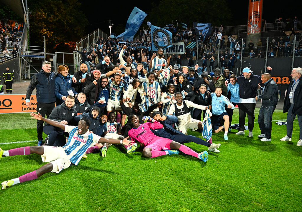 Les Havrais célèbrent devant le parcage du Moustoir, où se sont massés 300 de leurs supporters, leur nouveau maintien en Ligue 1. ©Emmanuel Lelaidier