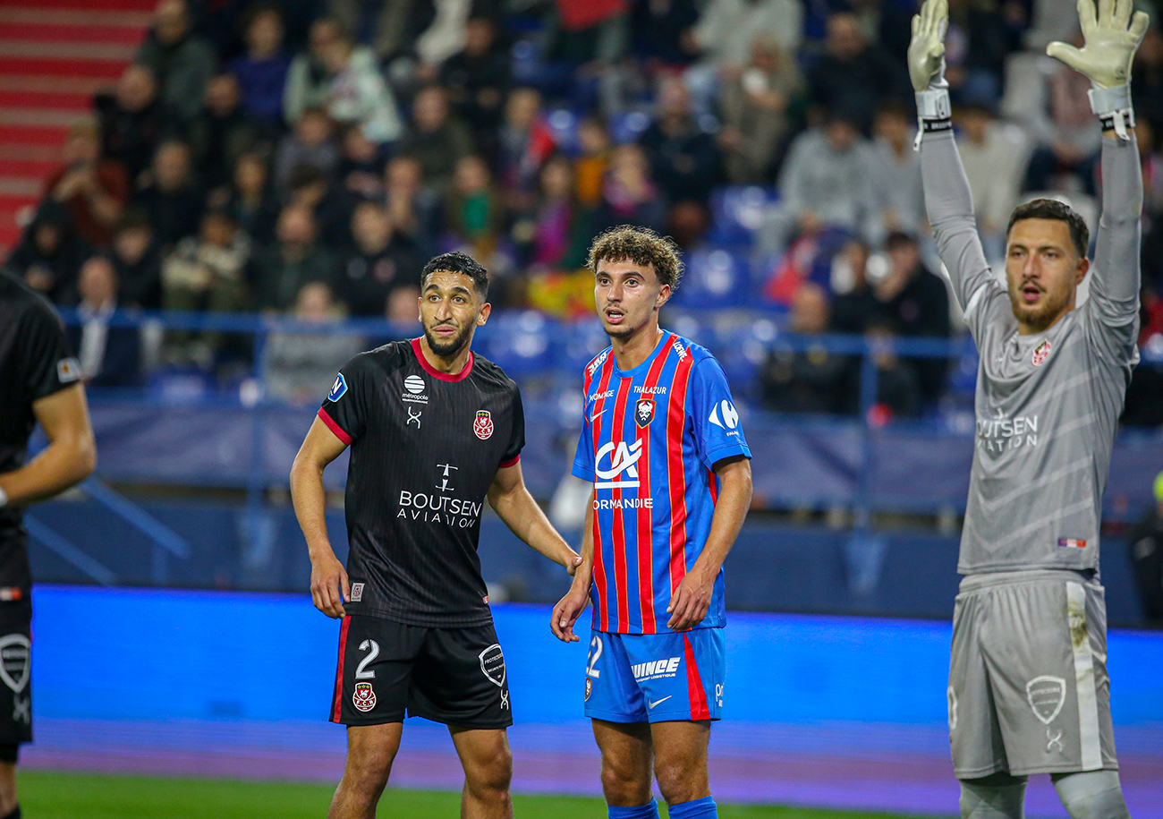Nassim Titebah (ici, sous les couleurs du FC Rouen) et Mohamed Hafid évolueront-ils ensemble sous les couleurs « Rouge et Bleu » la saison prochaine ? C'est possible. En tout cas, le latéral est dans le viseur du SMC. ©Damien Deslandes