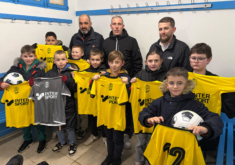 Comme les jeunes de l'AS Vallée du Dun, joue et gagne un équipement complet pour ton club.