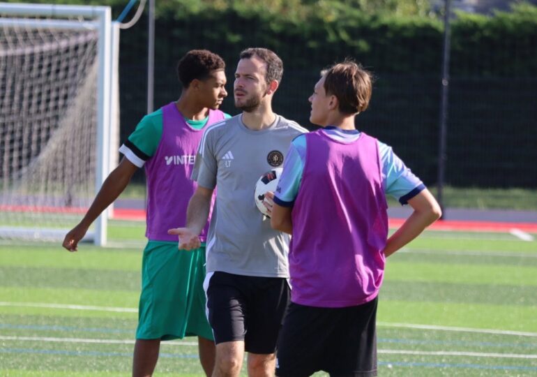 Après avoir accompagné des jeunes des U10 aux U18 à l’AS Villers-Houlgate puis à l’ASTDV, Léo Trégoat fait le bond chez les seniors en prenant la direction de la réserve du SU Dives-Cabourg. ©Ibrahim Gueye