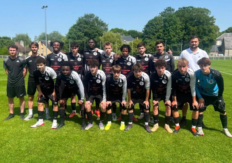 Dirigés par Alexis Guichard (en polo blanc), les U18 du FC Argentan visent un doublé coupe - championnat. ©FCA