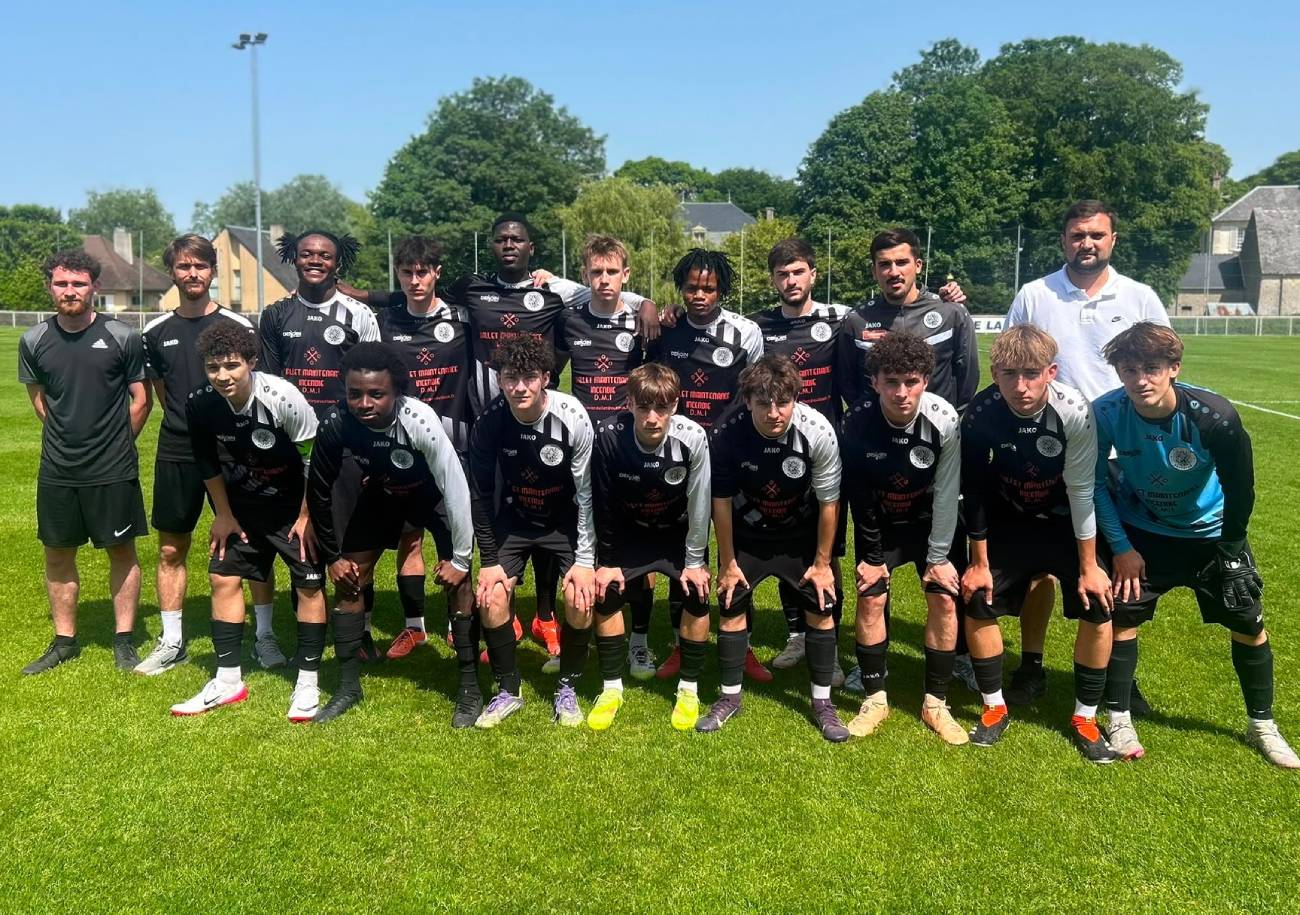 Dirigés par Alexis Guichard (en polo blanc), les U18 du FC Argentan visent un doublé coupe - championnat. ©FCA