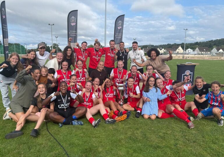 Elie Catherine et Sara Chauvin offrent le trophée à la réserve du Stade Malherbe