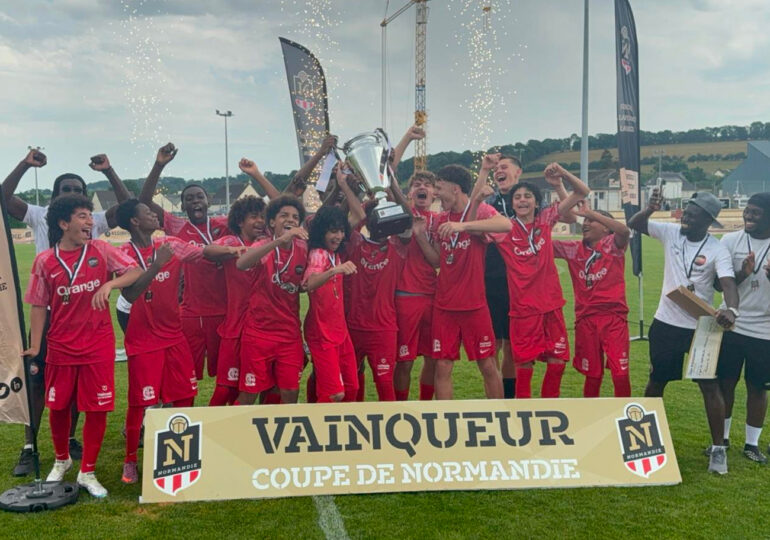 La joie des jeunes joueurs de l'EFC 27 au moment de soulever les Coupe de Normandie U15.