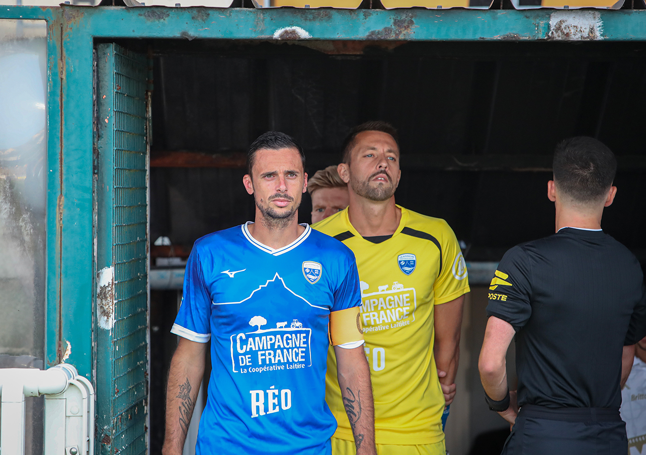Le capitaine Jessy Pi et le gardien Anthony Beuve feront toujours partie de l'effectif de l'US Avranches la saison prochaine. ©Damien Deslandes