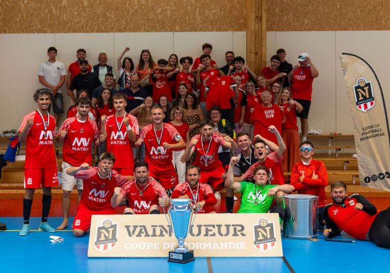 Les coéquipiers de Florian Lebreton ont célébré leur titre en Coupe de Normandie avec leur kop qui avait effectué le déplacement jusqu'à Moyaux. ©LFN