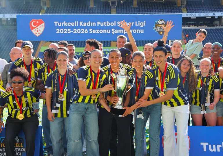 Au terme d'un parcours quasi-parfait (27V-2N-1D), le Fenerbahçe de la capitaine Ipek Kaya (deuxième en partant de la droite, au premier rang) a décroché le titre de champion de Turquie.