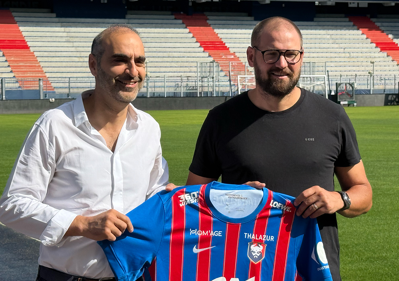 Plus de 20 ans après son départ comme joueur, Mathieu Bodmer (ici, aux côtés du président Ziad Hammoud) retrouve les couleurs « Rouge et Bleu ».